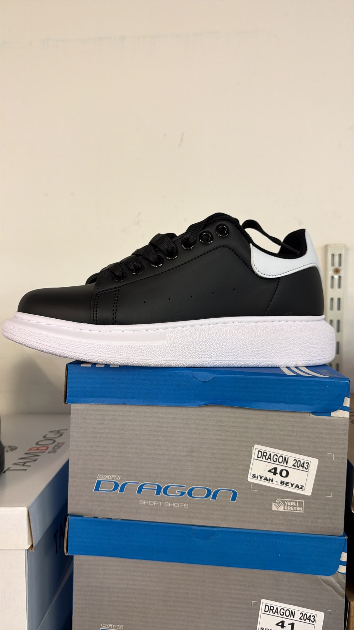 2043 Black/White Oversized CupsoleTrainer