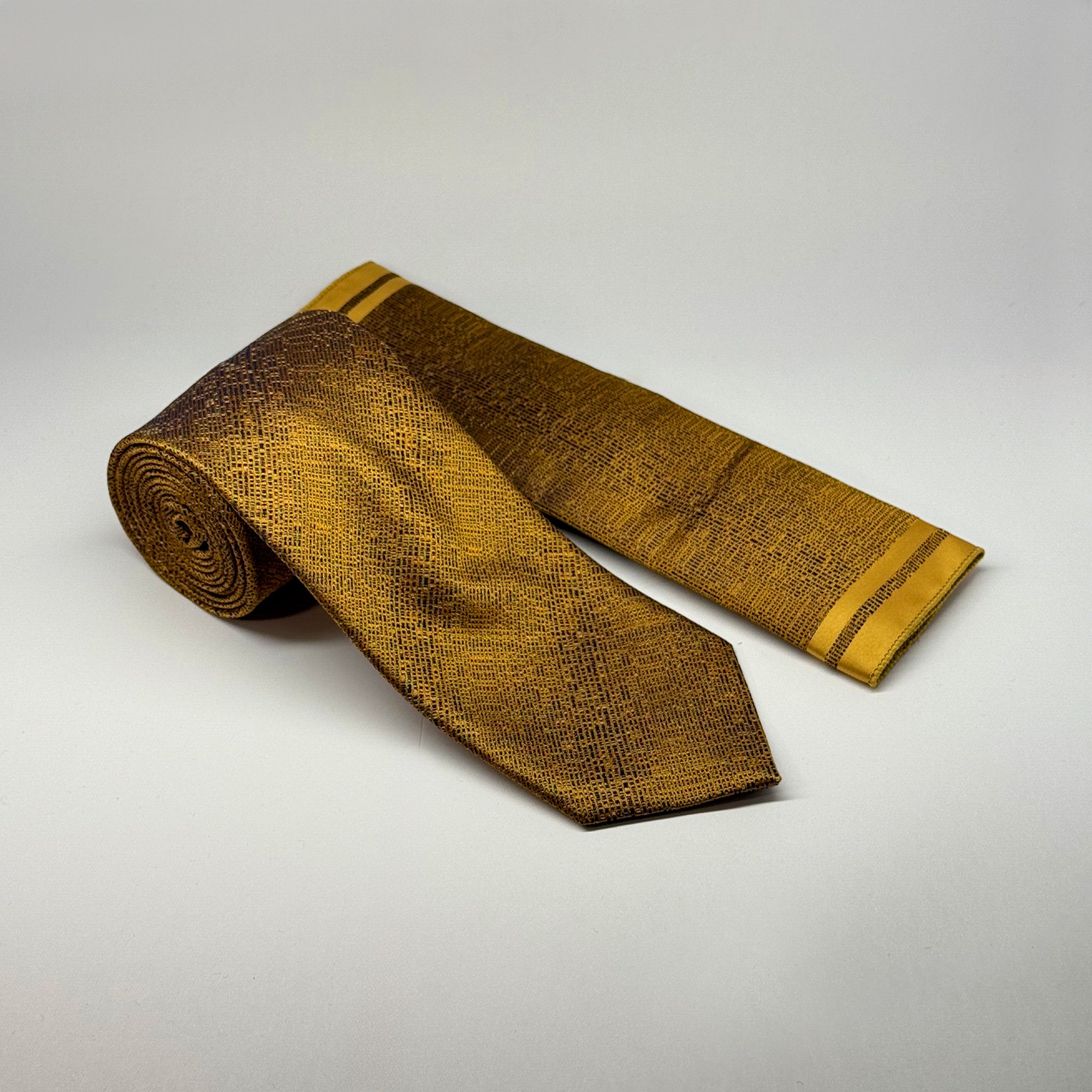 MC Houndstooth - Tie & Pocket Square Set in Gold