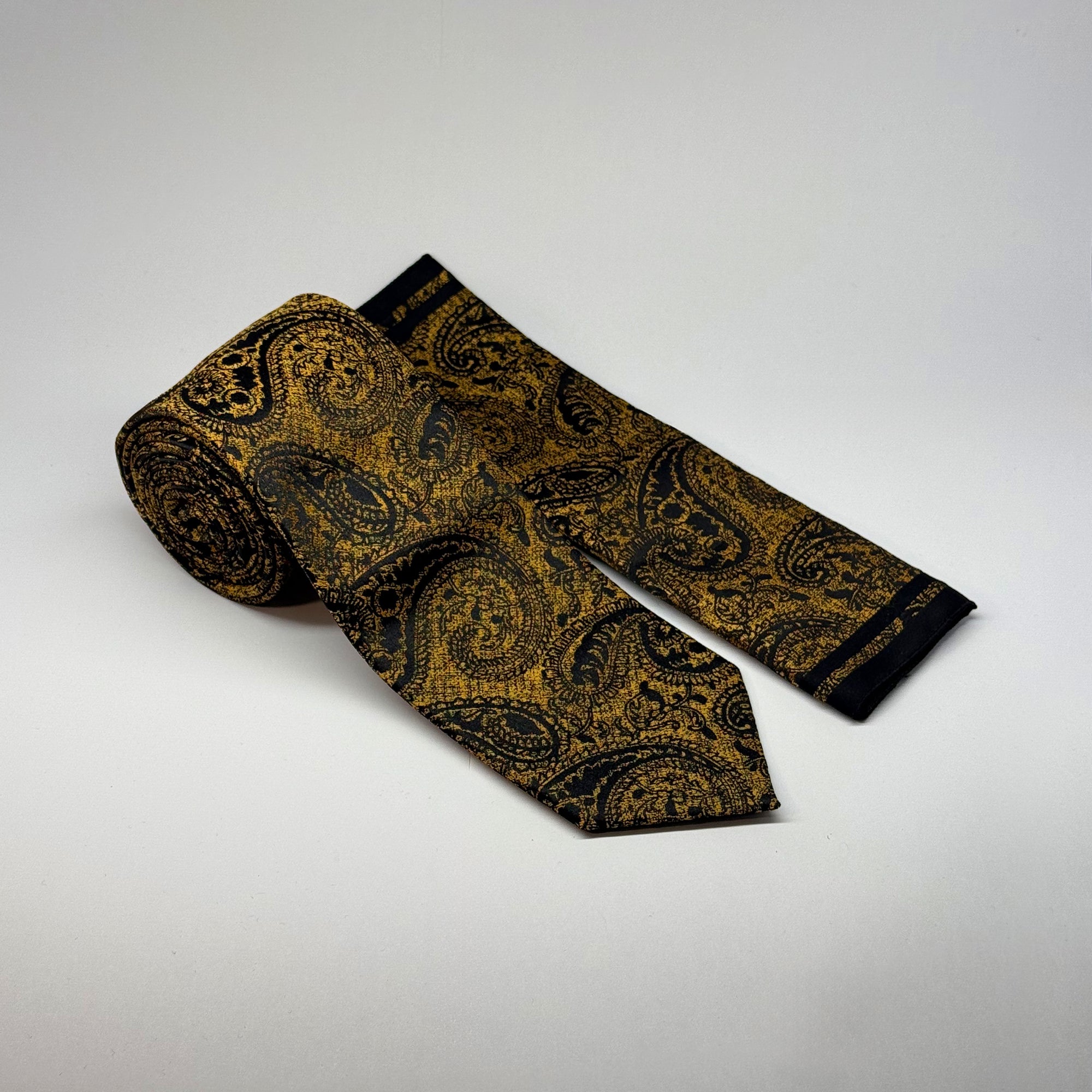 MC Paisley Lux - Tie & Pocket Square Set in Gold & Black